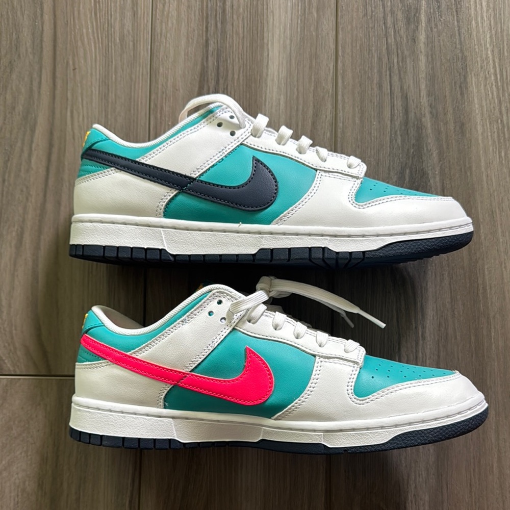 Nike Blue and White Athletic Shoes Sporty Low-Top Design